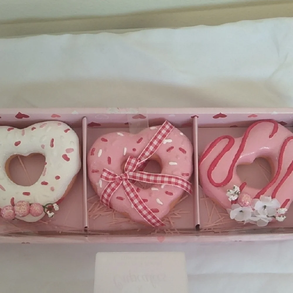 D- NWT Pink and White Heart-Shaped Resin Decor Set - Picture 4 of 9